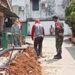 Babinsa Sertu Roni Dampingi Tim Teknisi PDAM Pasang Pipa Saluran Air