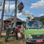 Babinsa Sertu Juri Monitoring Kegiatan Dinas Perkimtan Perbaiki Lampu Jalan