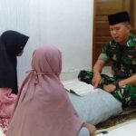 Tanamkan Nilai Agama Sejak Dini, Babinsa Koramil 418-02/Pakjo Ajarkan Anak-anak Mengaji