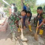 Babinsa Koramil 418-01/Makrayu Bangun MCK di Kampung Serang
