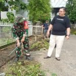 Bersihkan Lingkungan, Babinsa Sertu Rudi Bersama Warga Gotong Royong di Jalan Ariodillah