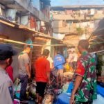 Babinsa 23 Ilir Bersama Warga Gotong Royong Bersihkan Sampah di Lingkungan Rusun