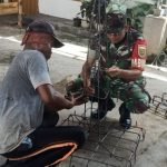 Ringankan Beban Sesama, Sertu Auzar Bantu Tukang Bangunan Buat Pondasi Cakar Ayam