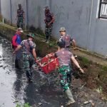 Ikut Gotong Royong Tingkat Kota Palembang, Babinsa Koramil 418-06/Kamboja Bersihkan Aliran Sungai