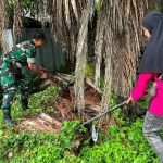 Peduli Kesulitan Warga Binaannya, Serka Rahmat Bantu Ibu Dewi Bersihkan Sampah