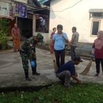 Wujudkan Lingkungan Bersih, Serka Agusman Bersama Warga Gotong Royong Bersihkan Sampah dan Parit