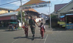 Peduli Keselamatan, Babinsa Sertu Joni Bantu Anak-anak SD Menyebrang Jalan