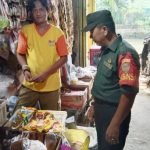 Babinsa Sertu Firmansyah Cek Harga dan Ketersediaan Sembako di Pasar Sekanak