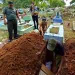Sertu Juri Enjung Hadiri Pemakaman Warga Tak Dikenal di TPU Rustini Sako