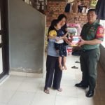 Sertu Rudi Ilham Serahkan Bantuan Susu Kotak dari Danramil 418-06/Kamboja ke Anak Stunting