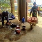 Sertu Devi Armansyah Bantu Tukang Bangunan di Masjid Darussalam