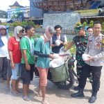 Wujud Peduli, Babinsa 16 Ilir Bersama Bhabinkamtibmas Bagikan Nasi Bungkus ke Warga