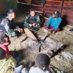 Jaga Silaturahmi, Satgas Yonif Raider 200/BN Kunjungi Rumah Kepala Kampung Owagambak