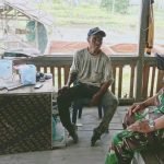 Komsos dengan Peternak Ikan Lele, Begini Pesan Serma Jhoni ke Bapak Salamun