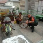 Jadi Solusi bagi Masyarakat, Serka Armen Bantu Perbaiki Bentor Bapak Ari yang Rusak