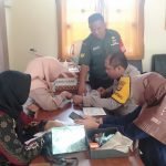 Babinsa Sako Baru Komsos Bersama Bhabinkamtibmas dan Staf Kelurahan Bahas Data Sensus Penduduk