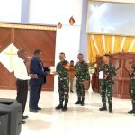 Satgas Yonif Raider 200/BN Bagikan Alkitab di Gereja