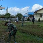 Satgas Yonif 143/TWEJ Bersama Masyarakat Gotong Royong Bersihkan Lingkungan di Bandara Senggi