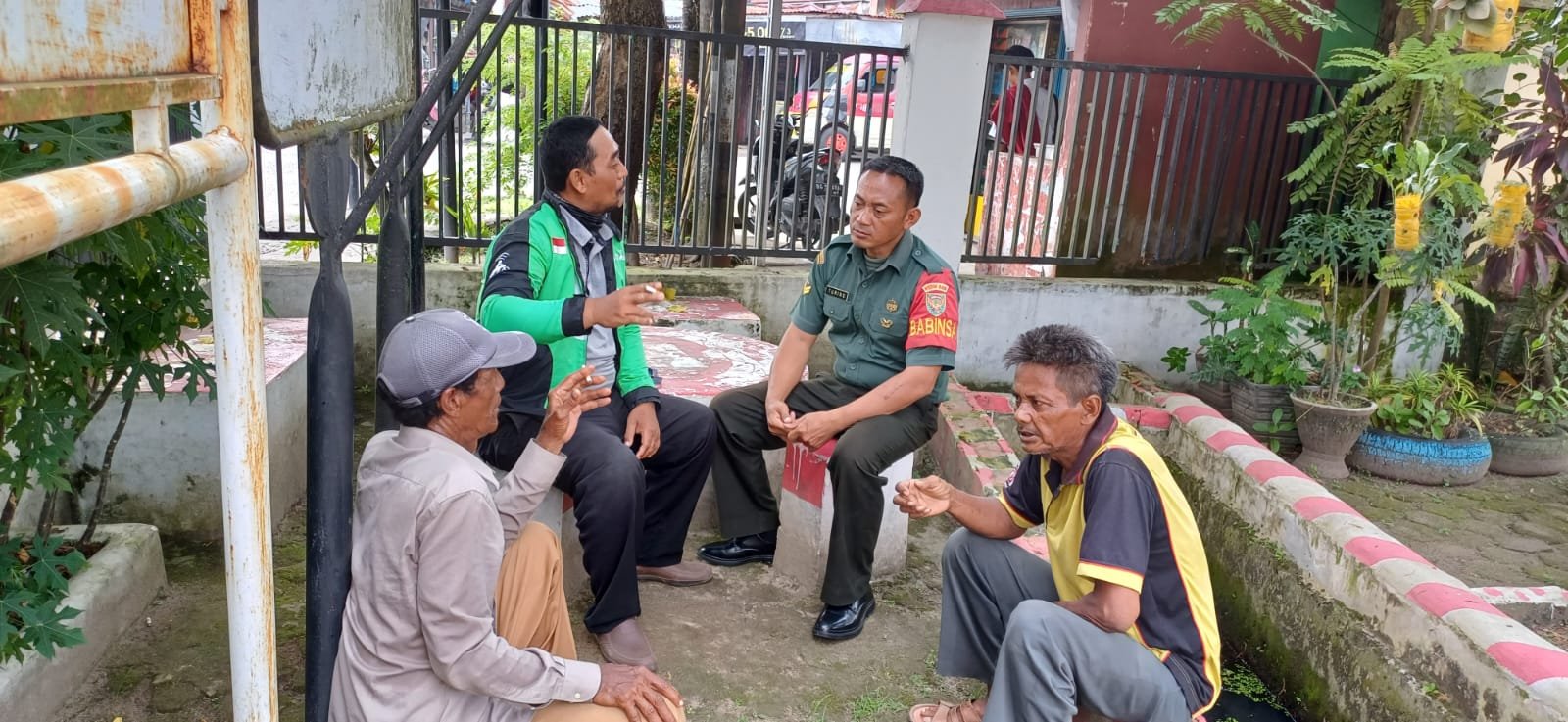 Peduli Keselamatan, Sertu Turino Himbau Driver Ojol Selalu Berhati-hati Saat Bawa Kendaraan 1 IMG 20230607 WA0009