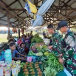 Wujud Kepedulian, Satgas Yonif Raider 200/BN Borong Hasil Kebun Masyarakat