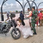 Babinsa 16 Ilir Bersama Lurah dan Bhabinkamtibmas Bagikan Nasi Bungkus ke Warga