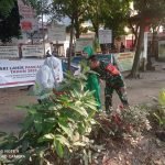 Babinsa Dua Ilir Bersama Warga Gotong Royong Bersihkan Lingkungan Kantor Kelurahan