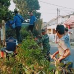 Laksanakan Gotong Royong, Babinsa Sialang Bersama Aparatur Kecamatan dan Warga Bersihkan Lingkungan