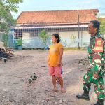 Cuaca Panas, Sertu Brian Himbau Karyawan Pembuat Tahu Selalu Jaga Kesehatan