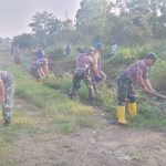 20 Anggota Koramil 418-07/Sukarami Ikut Gotong Royong Bersihkan Aliran Anak Sungai Kerawo