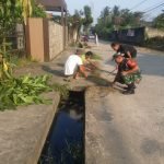 Babinsa Srimulya Bersama Warga Binaan Gotong Royong Bersihkan Lingkungan