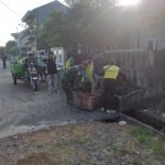 Babinsa Pelda Kardi Bersama Warga Gotong Royong Bersihkan Parit dan Rumput Liar