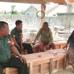 Wujud Peduli, Babinsa Karyamulya Himbau Pekerja Bangunan Utamakan Keselamatan Saat Bekerja