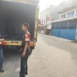 Cegah Kemacetan, Sertu Yuda Himbau Warga Tidak Bongkar Muat Barang di Jalan