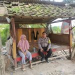 Sambangi Ketua RT, Bripka Ataufik Bhabinkamtibmas Desa Bojot Polsek Jawilan Polres Serang Sisipkan Pesan Kamtibmas