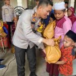 Jum’at Curhat Spesial di Hari Bhayangkara Ke 77, Kapolres Sampang Berbagi Air Bersih dan Sembako