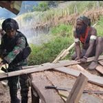 Satgas R 712/Wiratama Membantu Pembangunan Kios Milik Warga Distrik Kolome