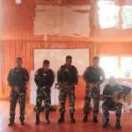 Satgas 712/Wiratama Membawakan Lagu Rohani Saat Ibadah Bersama di Gereja Distrik Irimuli