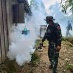 Satgas Yonif Raider 200/BN Bantu Cegah Malaria di Kampung Hulu Atas
