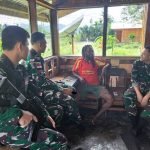 Tingkatkan Tali Persaudaraan, Satgas Yonif 200/BN Anjangsana Silaturahmi ke Rumah Warga