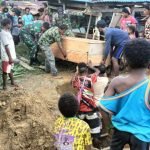 Satgas Yonif 143/TWEJ Bantu Warga Berduka di Perbatasan Papua