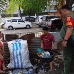 Wujud Kepeduliannya ke Warga, Serda Zahrudin Bantu Ibu Sumarni Kumpulkan Barang Bekas