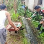 Cegah Banjir dan Penyakit DBD, Sertu Auzar Bantu Warga Bersihkan Parit