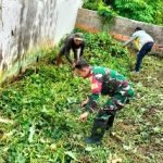 Serda Sofiyan Bantu Bersihkan Semak Belukar di Halaman Belakang Rumah Warga