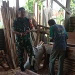 Komsos Bersama Tukang Mebel, Babinsa Sukamulya Himbau Bapak Martono Selalu Jaga Kesehatan