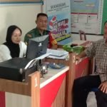 Sertu Tri Novriyanto Bantu Staf Kelurahan Lakukan Pendataan Ulang KK Warga