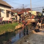 Babinsa Serka Muslim Bersama Aparatur Kelurahan dan Warga Gotong Royong Bersihkan Sungai Bayas