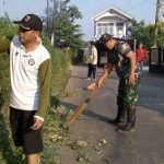 Peduli Kebersihan Lingkungan, Sertu Juri Enjung Ikut Gotong Royong Tingkat Kelurahan Sukamaju
