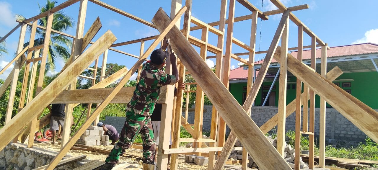 Serda Jasmin Karya bhakti Membantu Mendirikan Kerangka Tiang Rumah Milik Harnanto 1 IMG 20230613 142944799