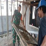 Babinsa Koramil 1512-01/Weda Bersama Pemdes Wedana Halteng Plester Dinding Perpustakaan