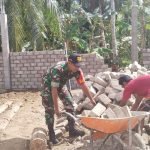 Peduli Sesama, Babinsa Serda Jasmin Bantu Susun Tela Rumah Warga Binaan